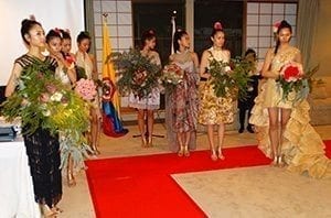 The Japanese designer Zin Kato created one-of-a-kind designs to complement new varieties from eight Colombian growers at a promotional event at the Colombian embassy in Tokyo, sponsored in part by Asocolflores.