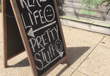 Humorous Sign Drives Customers to Illinois Florist